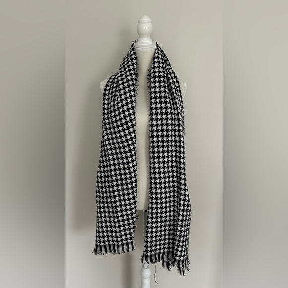 ✨ SOLD ✨ EUC Akira Chicago Red Label Black White Houndstooth Fringe Long Scarf - Picture 2 of 8